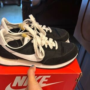 Nike size 5 black sneakers with white check .Nike waffle trainer 2 GS